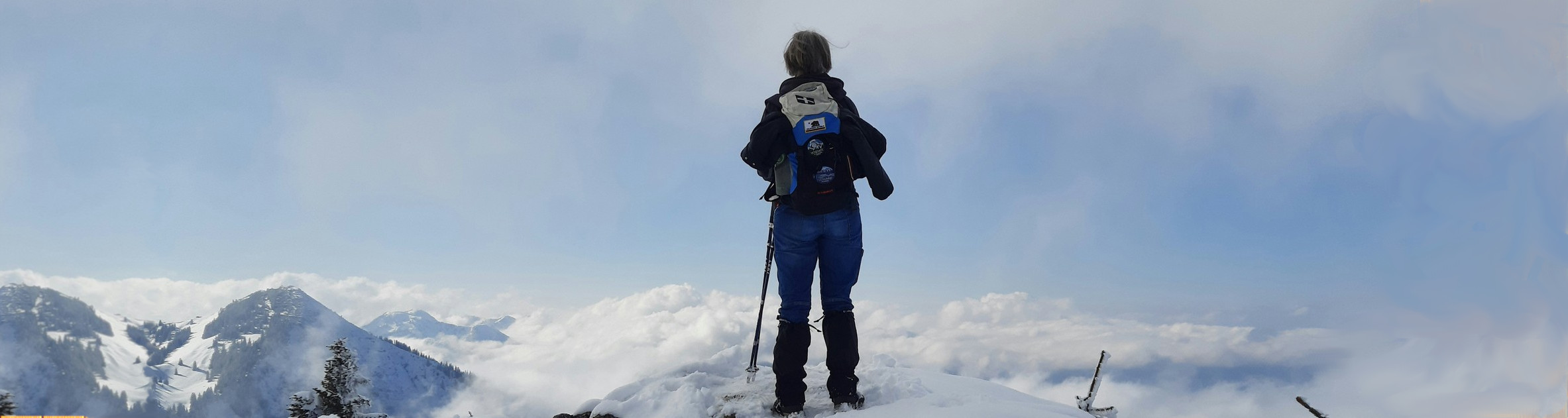Hintergrund: Simpne Buchner auf verschneitem Berggipfel